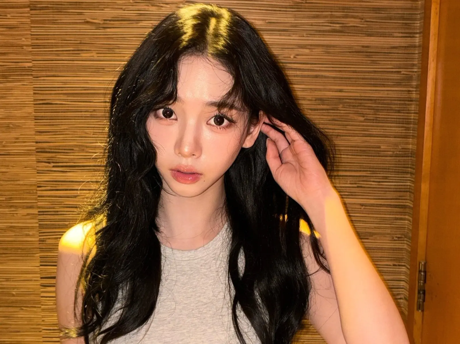 aespa Karina 疑遭保鑣摟腰！影片瘋傳粉絲怒轟 SM 失職！