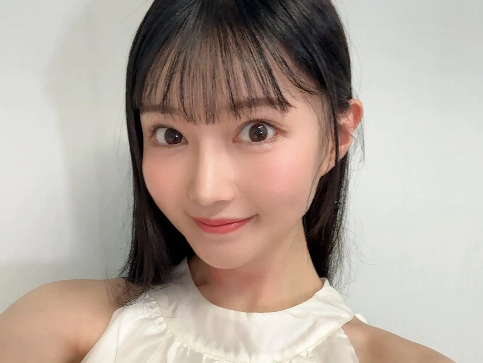 不動產業正妹「三佳詩」迪士尼外穿內衣拍照，事後遭園方警告：「請遵守服裝規範！」【野生抓正妹】