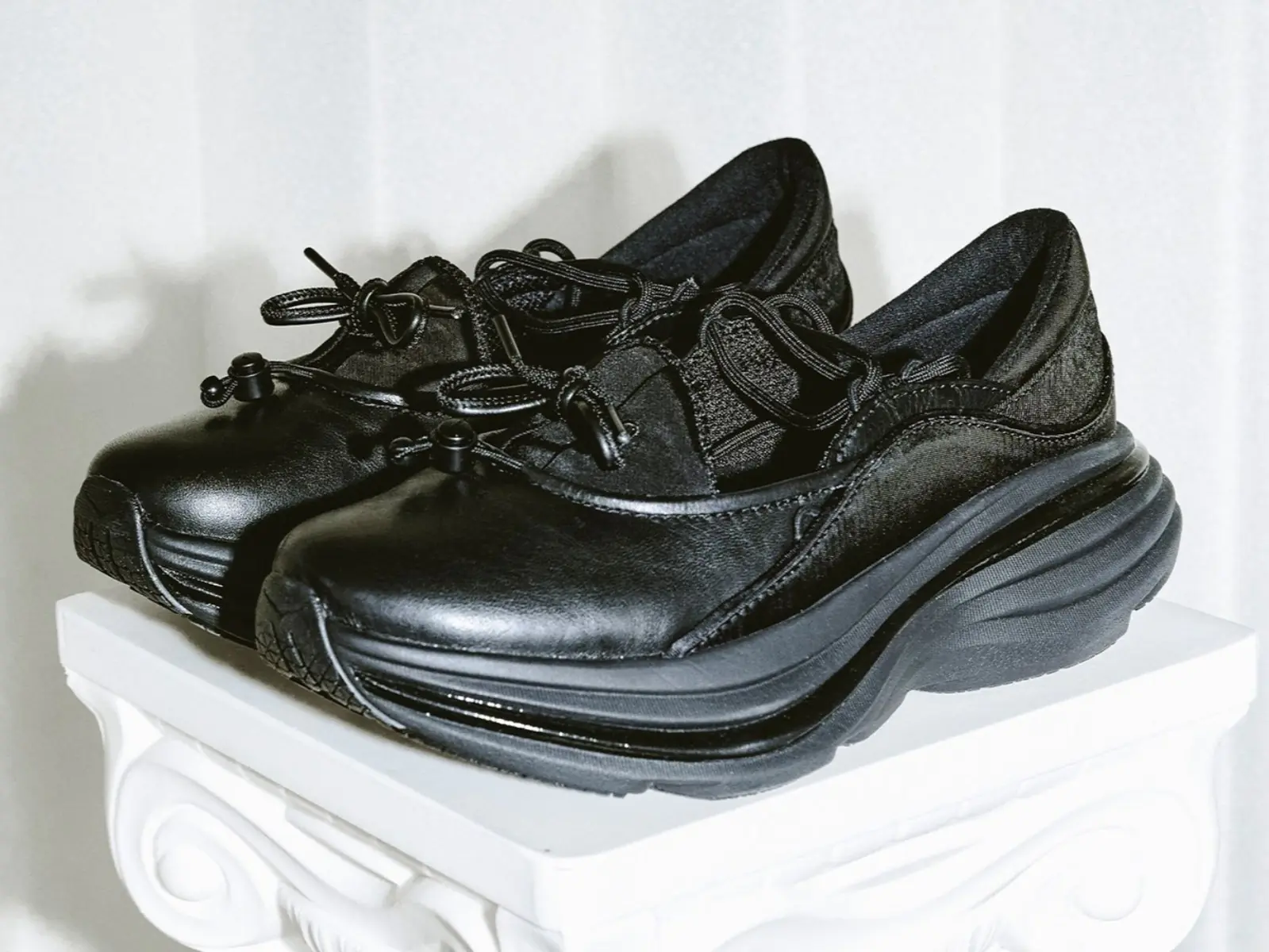 2025 年高顏值「瑪莉珍運動鞋」10 雙盤點！HOKA、NB、adidas⋯機能與時尚兼具的最火單品！