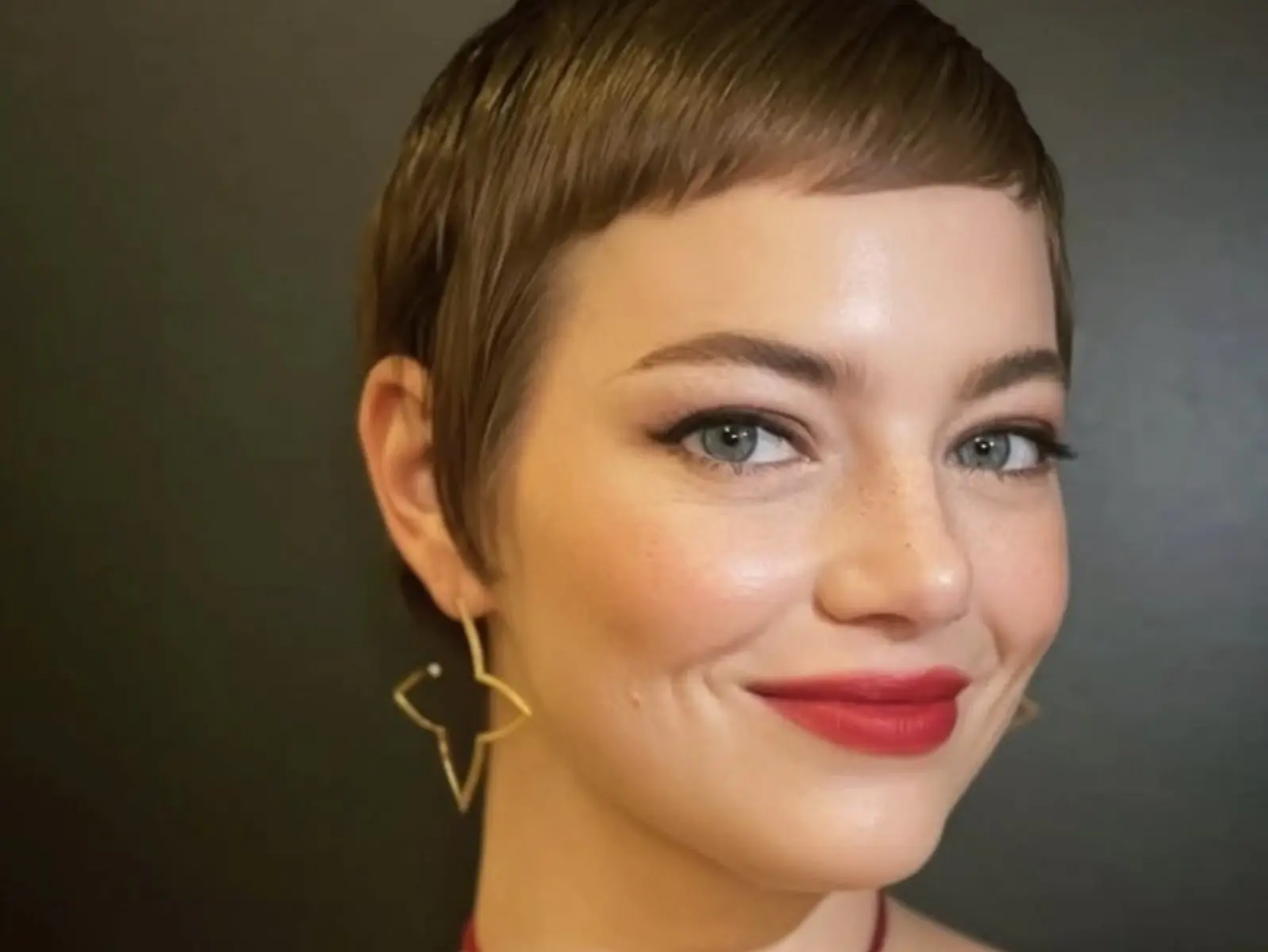 艾瑪史東 Emma Stone 遭疑整型！網友諷刺：「看起來像 AI ！」