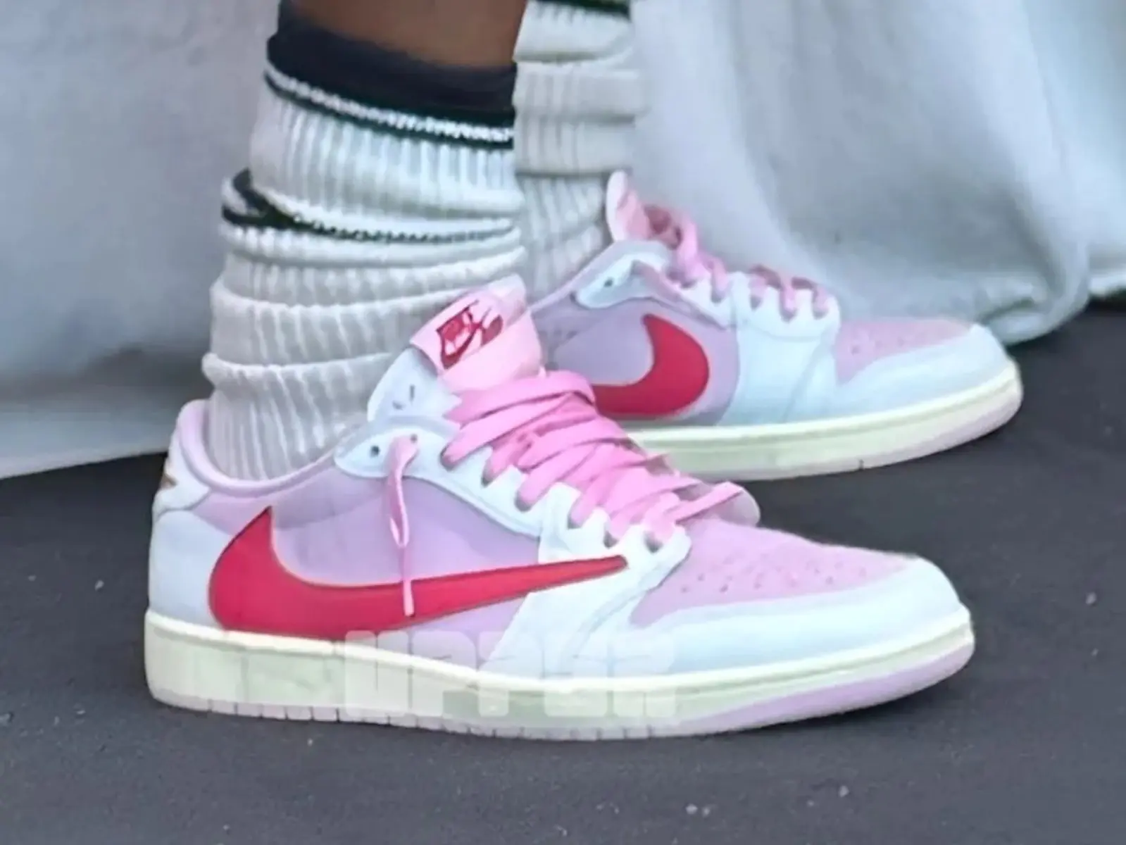 Travis Scott x Air Jordan 1「Shy Pink」發售情報釋出！史上「最美倒鉤」粉紅色調注入太吸睛！