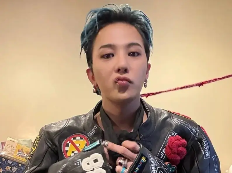GD 床照被IG 小帳曝光！躺床喝牛奶模樣引粉嗨喊：「好迷人！」