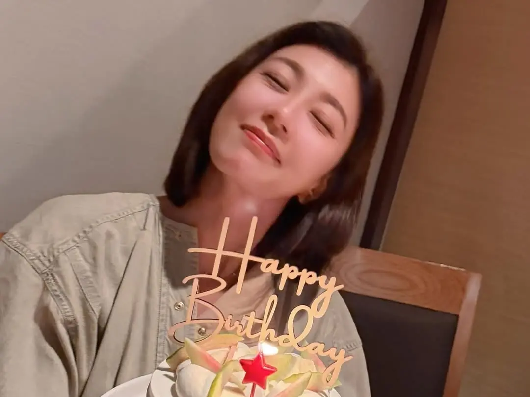 賈靜雯 IG 曬 51 歲生日美照！甜笑捧蛋糕引網讚：「凍齡女神！」