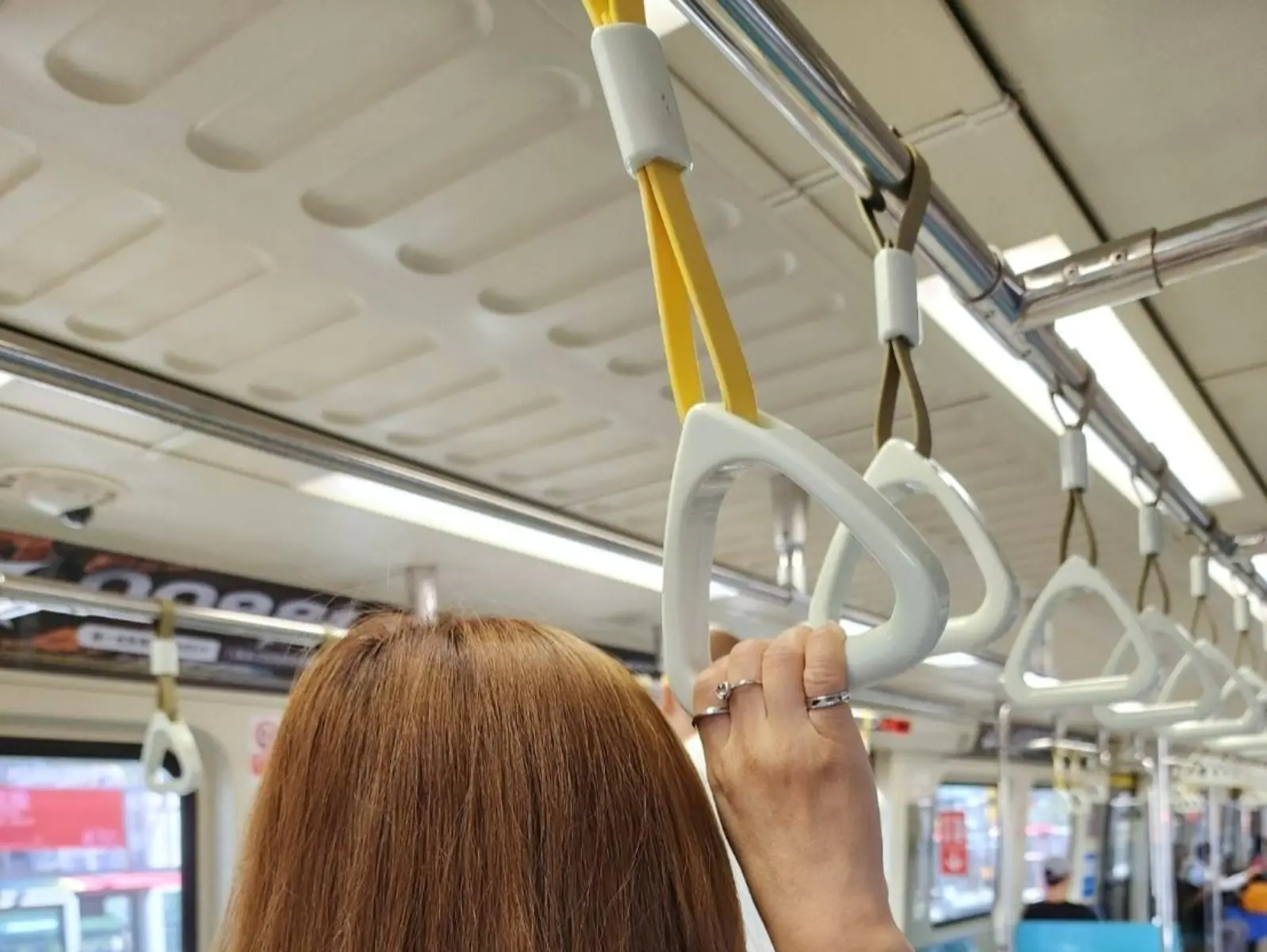 台北捷運拉環高度調整降低 6 公分！通勤族大讚：「貼心！」