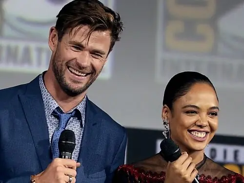 泰莎湯普森 Tessa Thompson 爆料《雷神索爾》拍片趣事！笑虧克里斯漢斯沃是「長肌肉的大寶寶」
