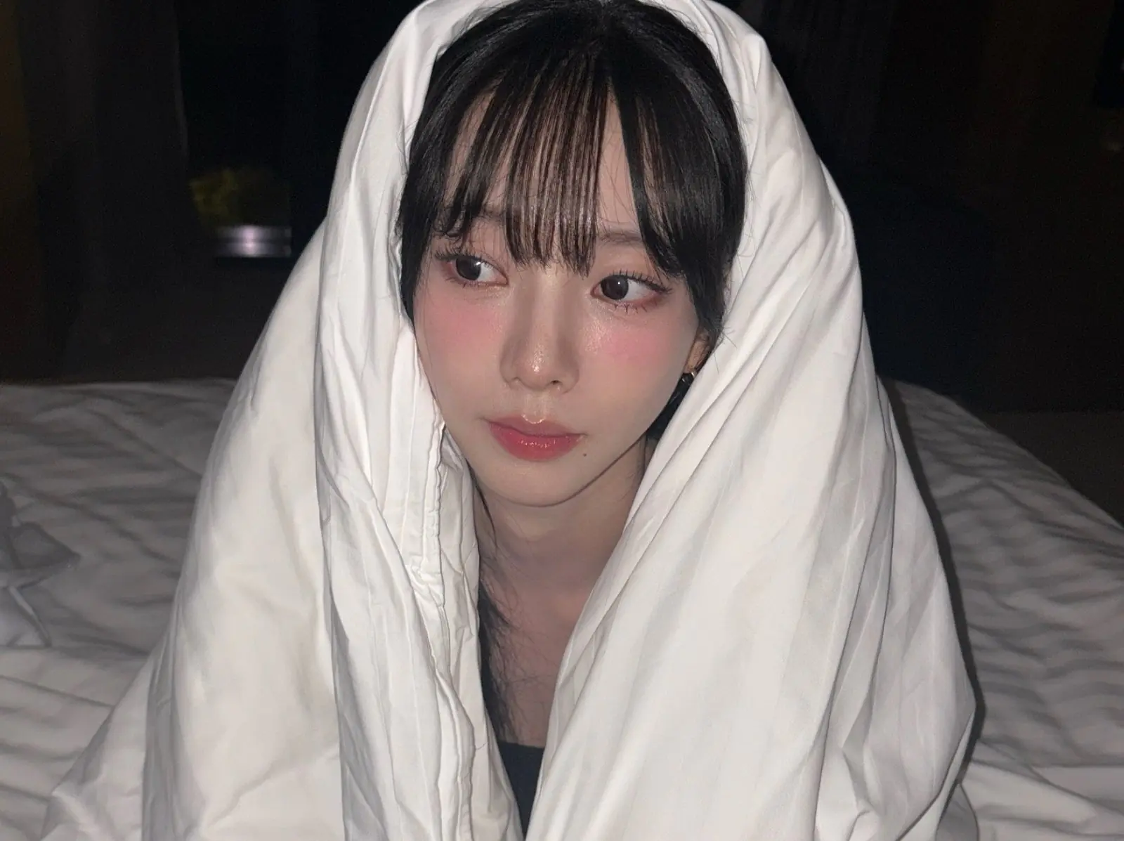 aespa Karina 直播分享與父母同床牽手入睡！意外掀網友兩極評論！