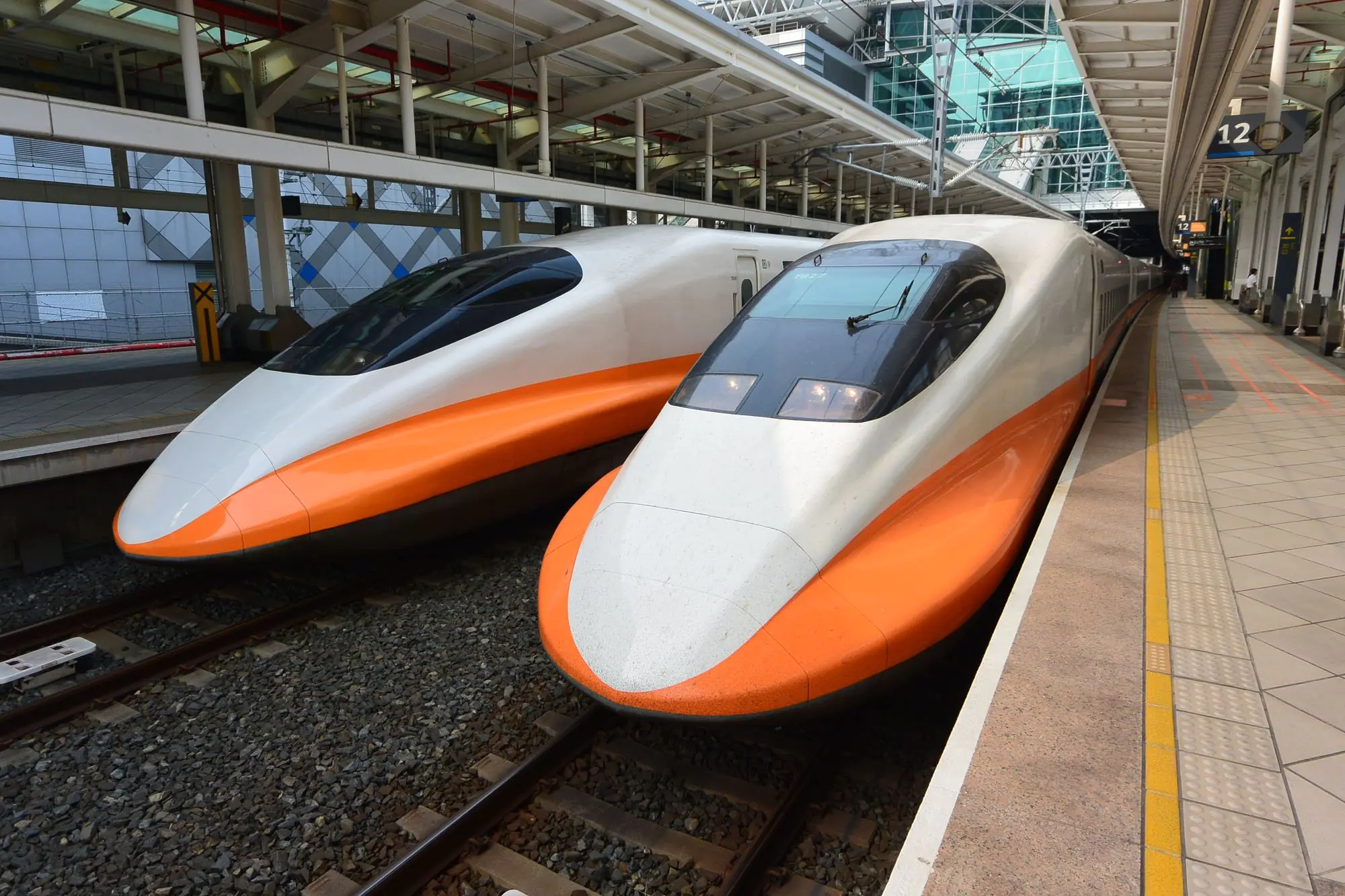 台灣高鐵寧靜車廂新制惹議！日本新幹線沒設置，作家曝：「能講電話才異常！」