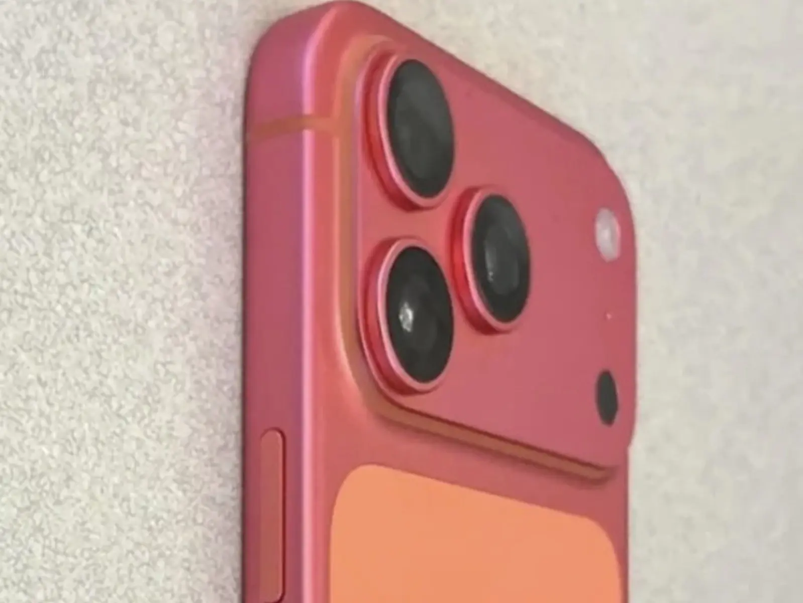 iPhone 17 Pro 宇宙橙變玫瑰金！災情曝光網笑：「該擦防曬了！」