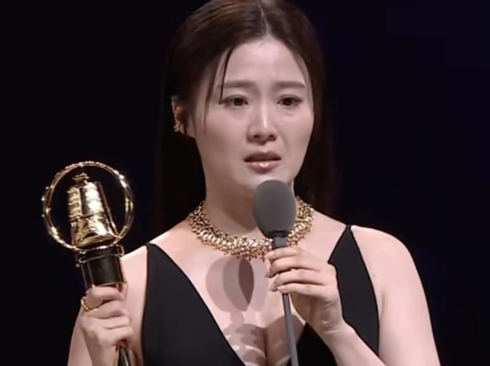 金鐘60／《台語有影一啥人顧性命》楊小黎奪下「迷你劇集（電視電影）女主角獎」，特別向長照者致敬！