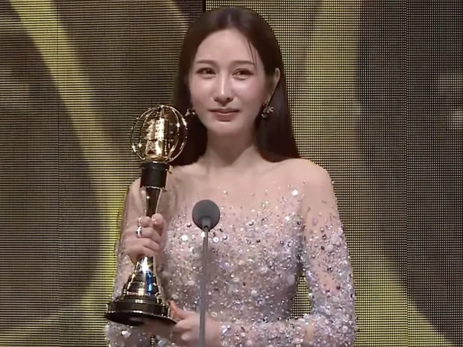 金鐘60／《影后》曾莞婷奪下「戲劇節目女配角獎」，哽咽：「這條路走了 27 年！」