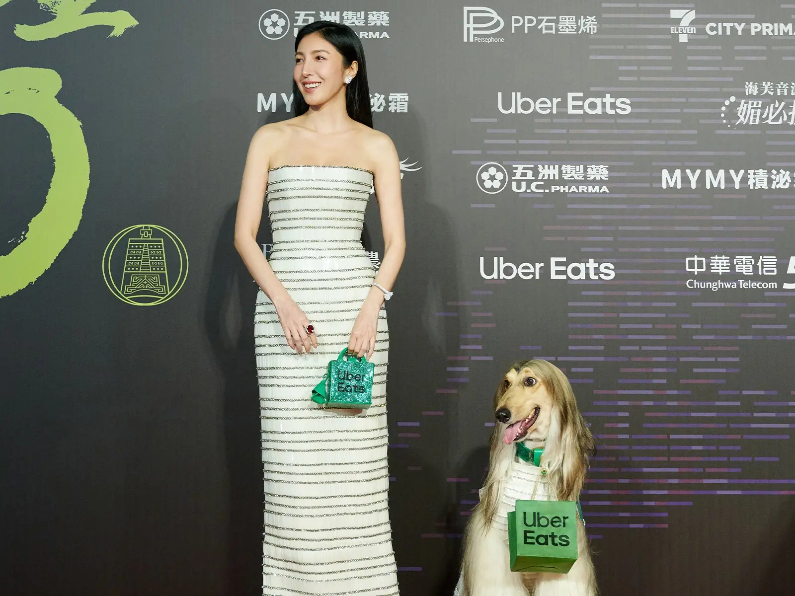 Uber Eats 驚喜外送成金鐘亮點！楊謹華「分身」走上紅毯送來「特製禮物」神似度根本 100 分！