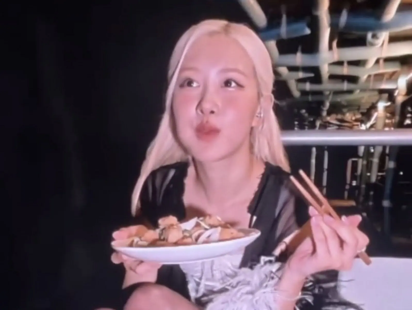 BLACKPINK Rosé 高雄開唱大嗑台灣美食！鳳梨酥、鹹酥雞都入列粉絲暴動搶同款！
