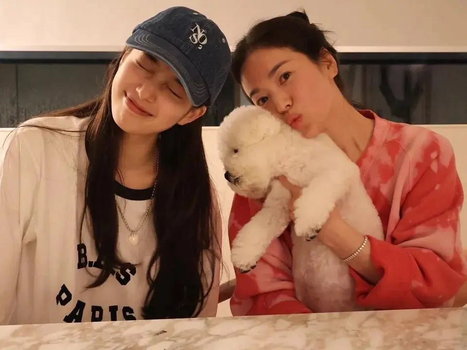 Suzy 秀智拍《許願吧，精靈》和宋慧喬變閨蜜！親曝：「下雨天就會想到她！」
