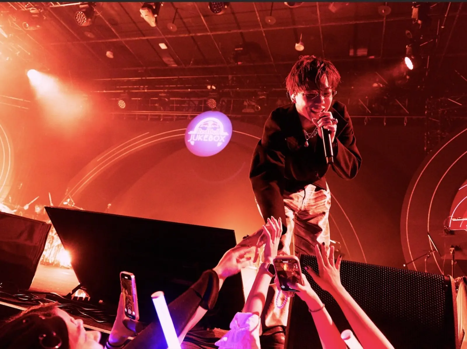 Red Bull Jukebox 登台開唱！ØZI 化身「點唱王」首度母子演出嗨翻全場！