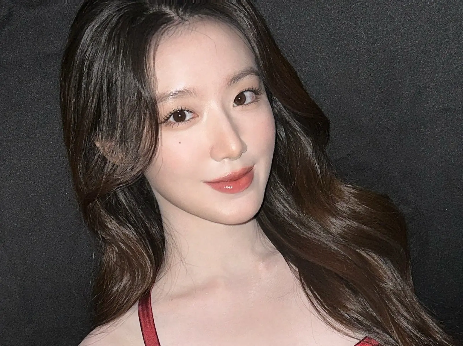 i-dle 舒華身高 161 皮膚跟成員襪子一樣白！意外引網熱議：「到底有沒有穿？」