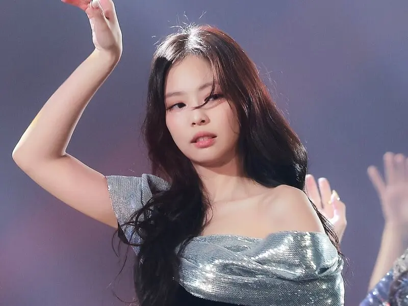 BLACKPINK Jennie 高雄演唱會走位失誤！Rosé 伸手救回掀網熱議！