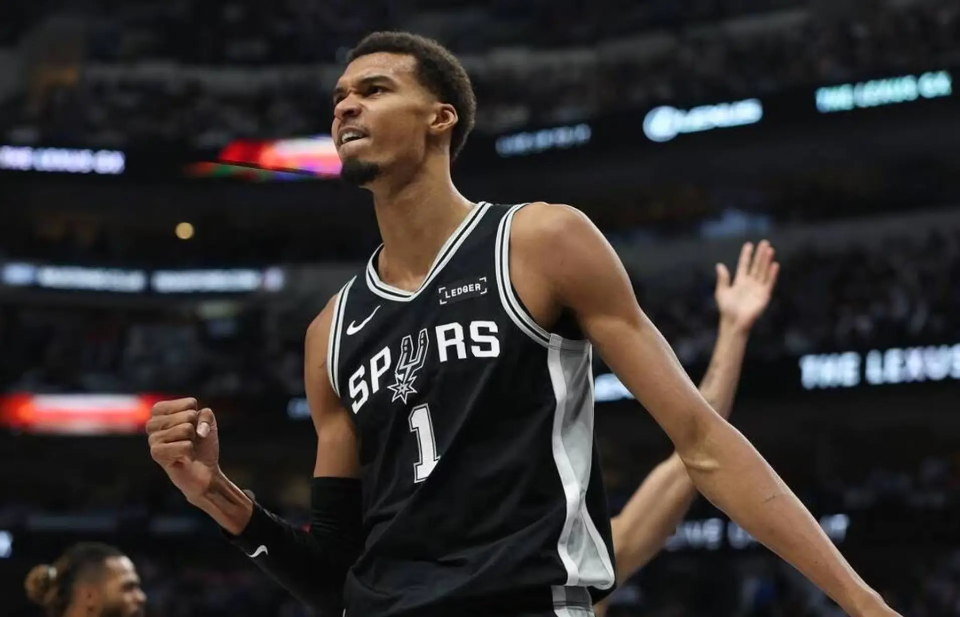 NBA／Wembanyama 大秀 360 度上籃＋絲滑背後運球！率馬刺開季四連勝！