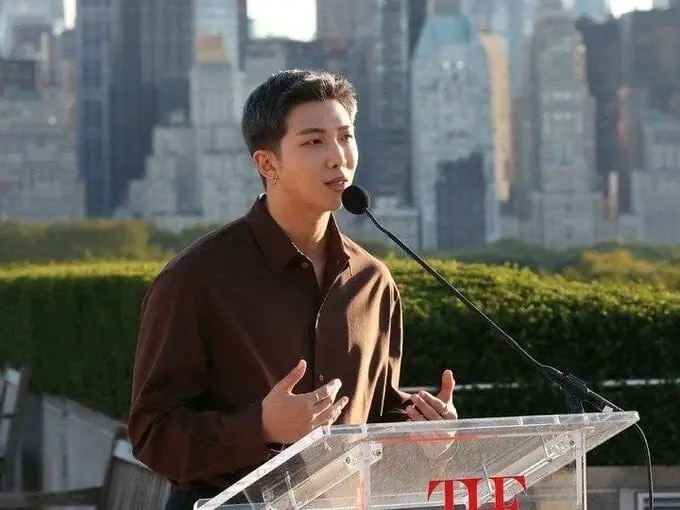 BTS 隊長 RM 受邀 APEC 高峰會演講！與黃仁勳、亞馬遜高層並列！