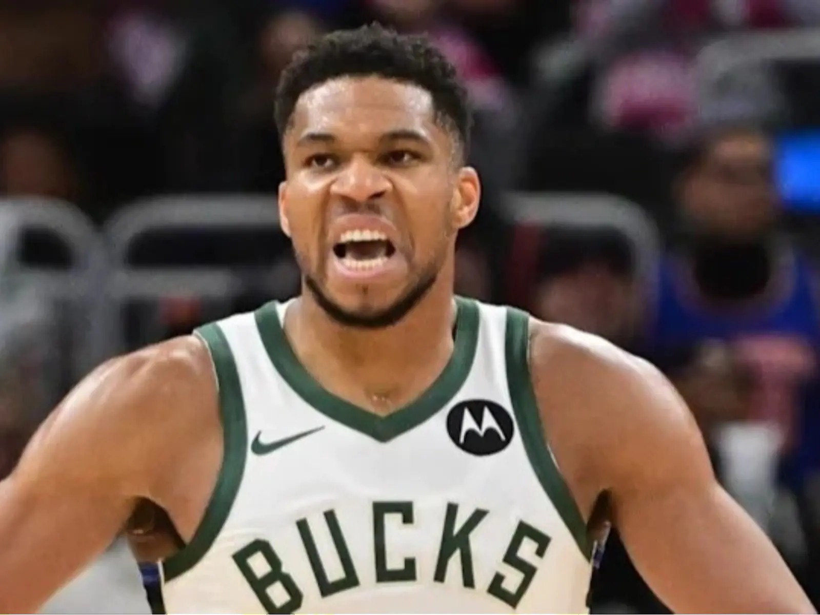 NBA／字母哥 Giannis「謎之步伐」上籃遭瘋傳！是否「走步違例」引網友熱烈討論！