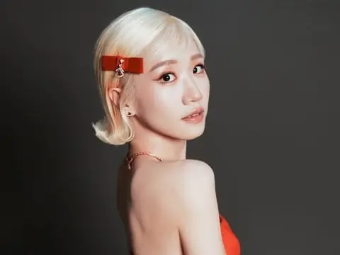 Lulu 國小主持影片曝光！接梗超順綜藝摔，粉絲笑翻：「天才！」