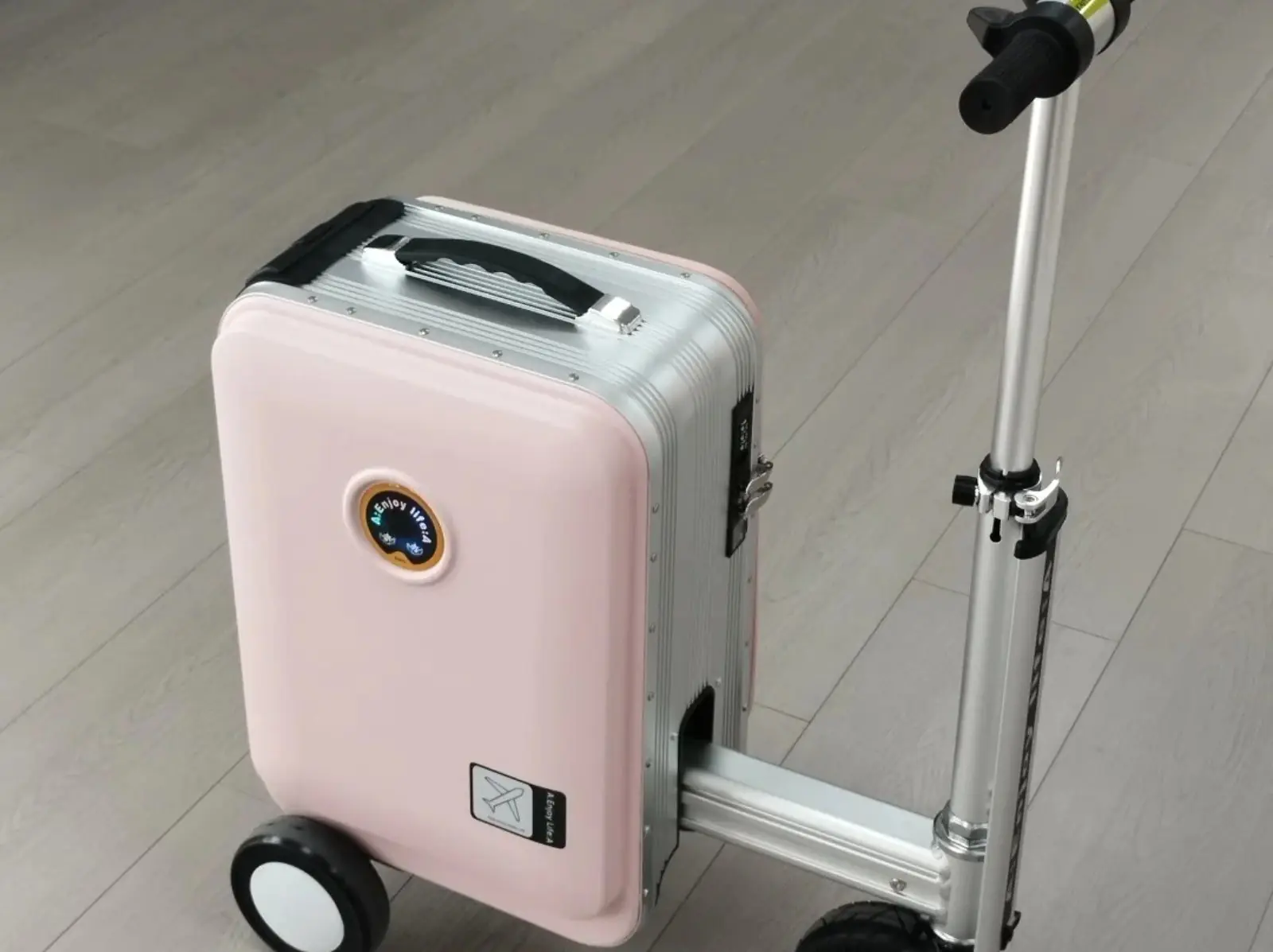 桃園機場規範禁用「電動行李箱」！日本、新加坡也禁止，違規最高罰 10 萬！