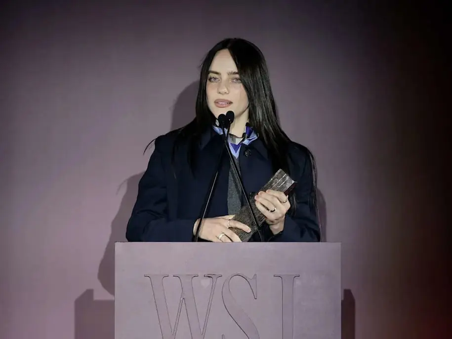 怪奇比莉 Billie Eilish 巡演收入全數捐出！頒獎典禮嗆富豪：「有錢就該幫助別人！」