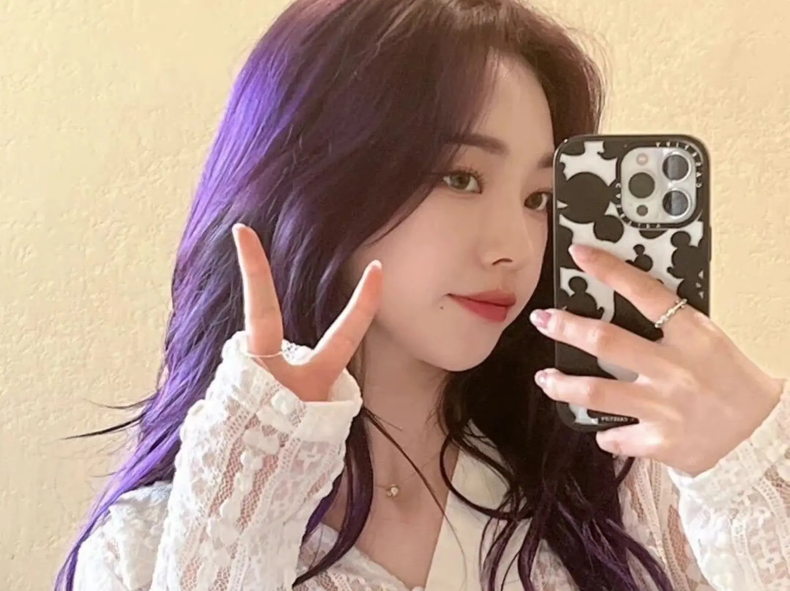 2025 秋冬女生穿搭流行元素一次看！跟著 aespa、BLACKPINK 打造減齡溫柔少女感！