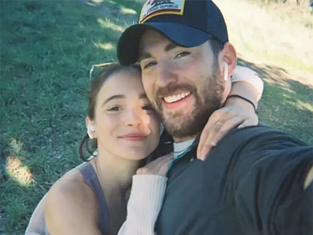 克里斯伊凡 Chris Evans、艾芭巴普蒂斯塔喜迎女兒！消息人士曝：「他變女兒傻瓜了！」