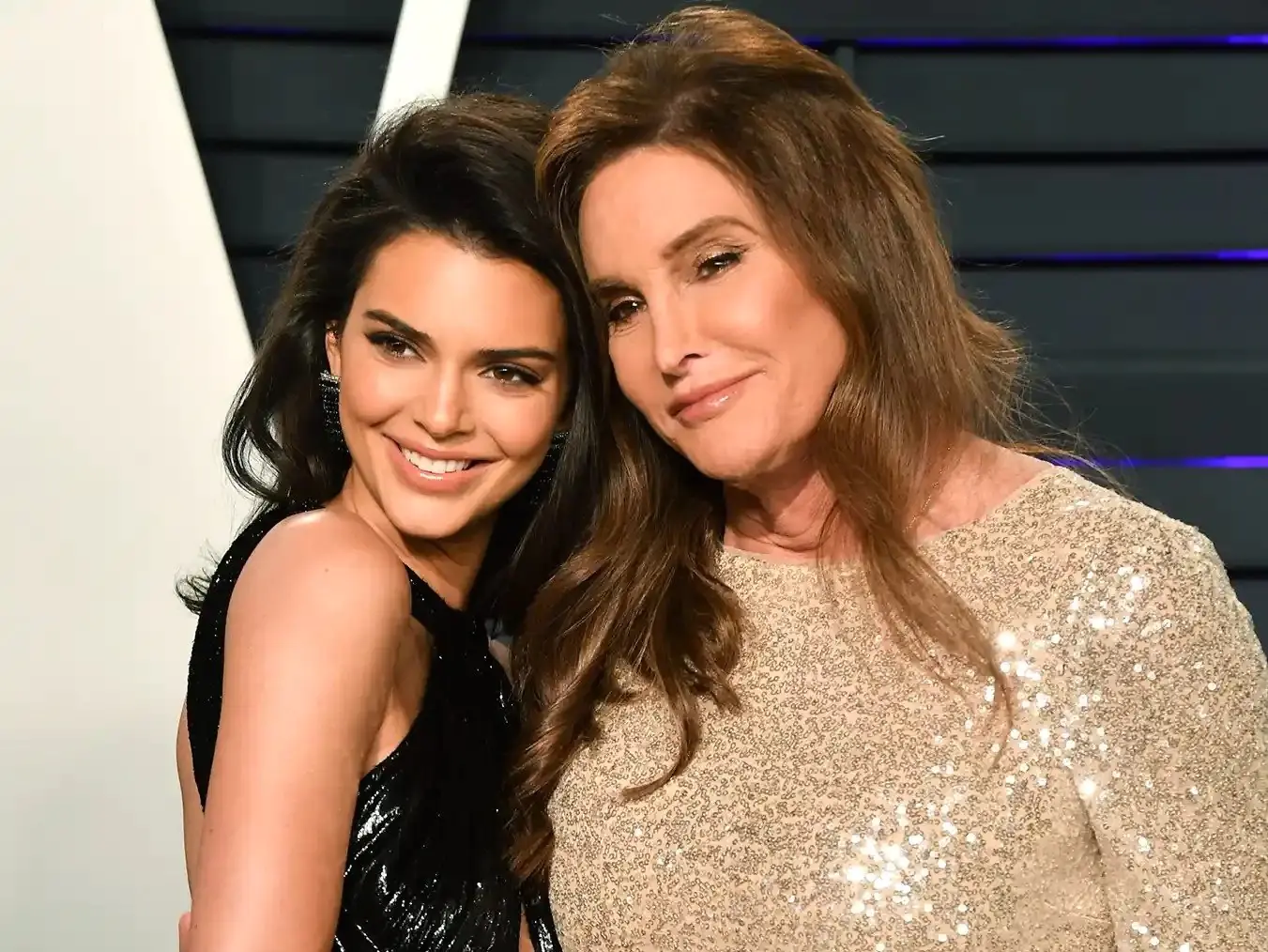 坎達兒珍娜罕見談父親！落淚直言：「我們的想法完全不同！」