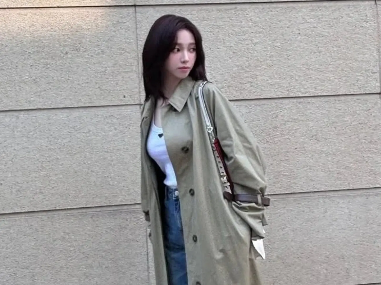 2025 秋冬女生風衣外套穿搭 5 大風格推薦！學 aespa、BLACKPINK⋯打造溫柔小姐姐氣質！