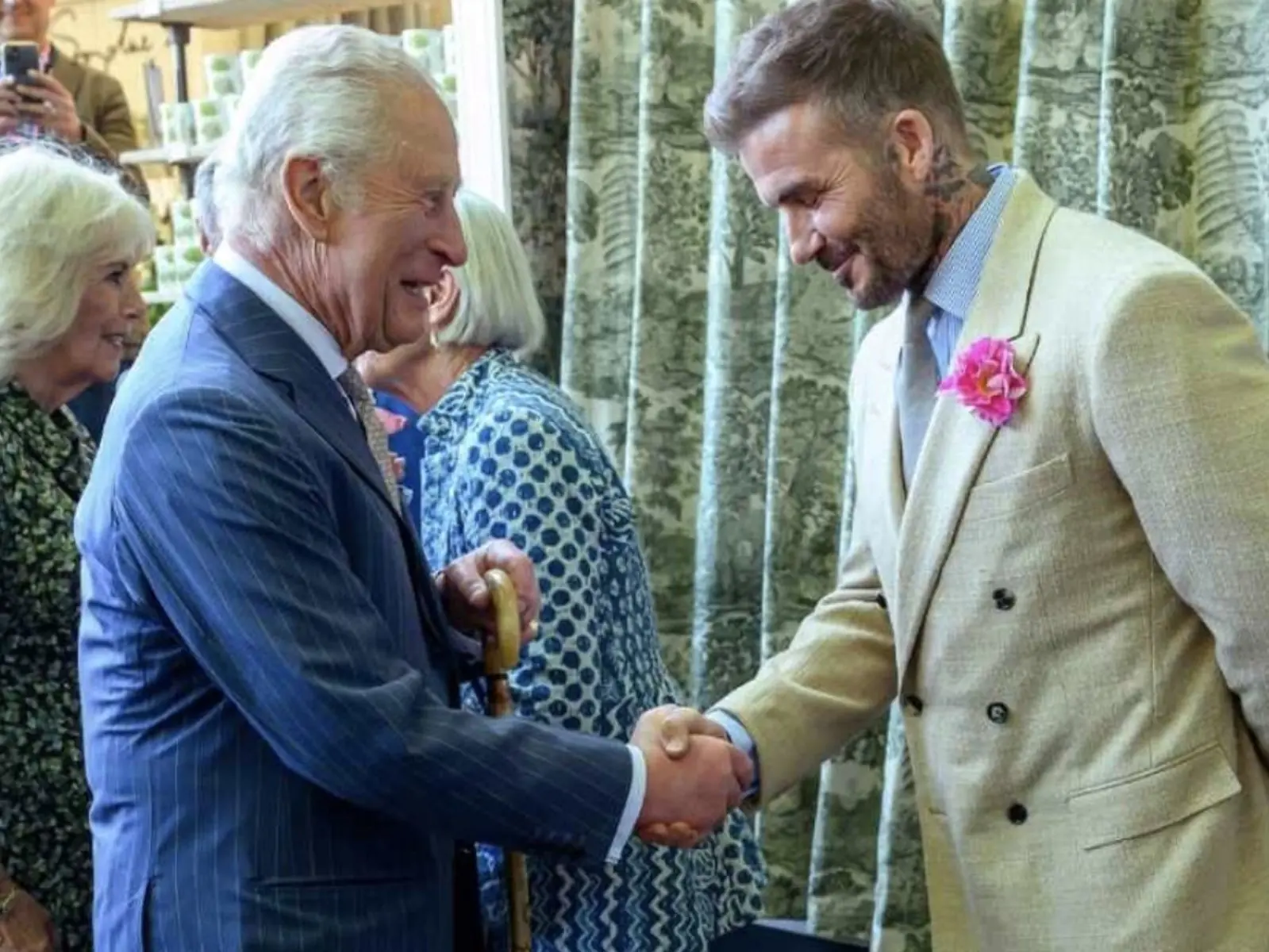 貝克漢 David Beckham 終於封騎士爵位！被迫延遲原因曝光！