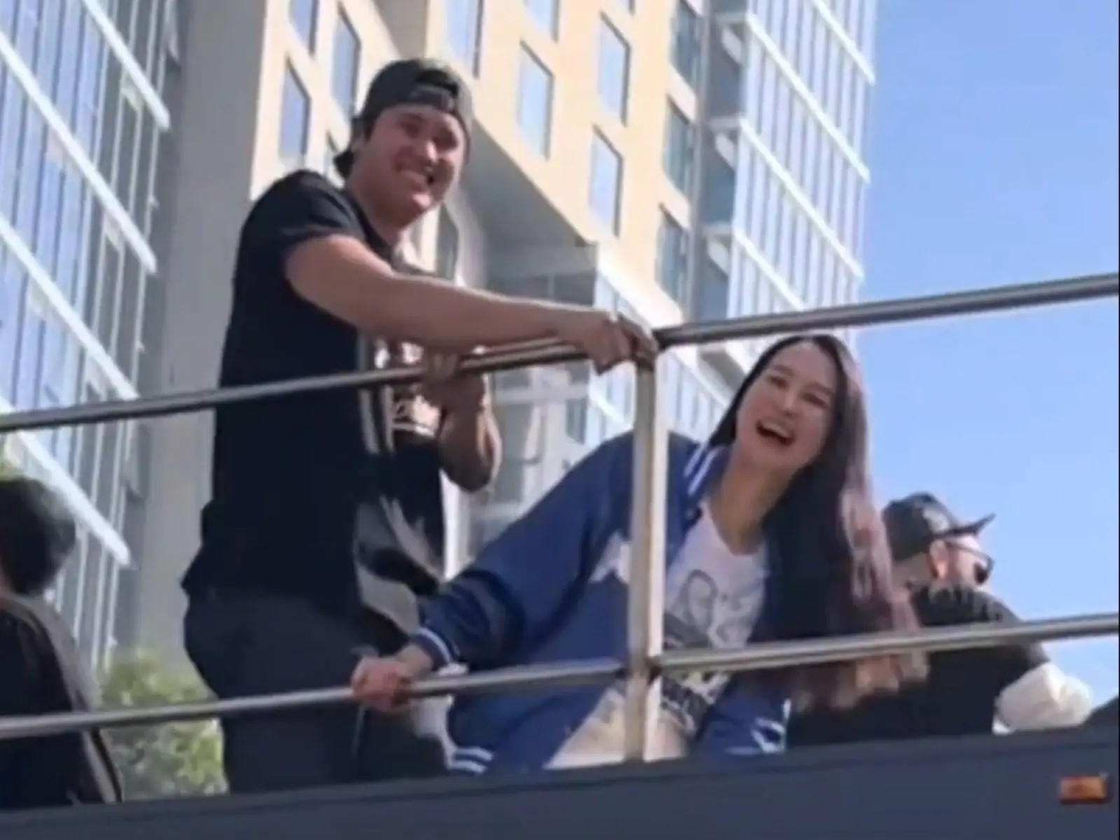 MLB／球迷高舉「大谷翔平娶我媽」牌子引熱議！真美子「爆笑反應」曝光！