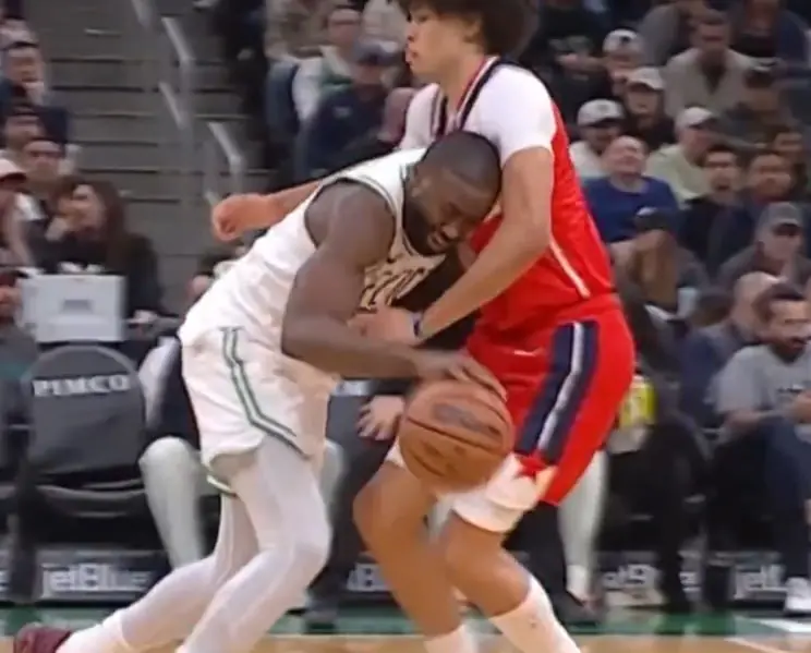 NBA／Jaylen Brown 頭髮再度「染色」在對手球衣上！巫師小將當場傻眼引熱議！