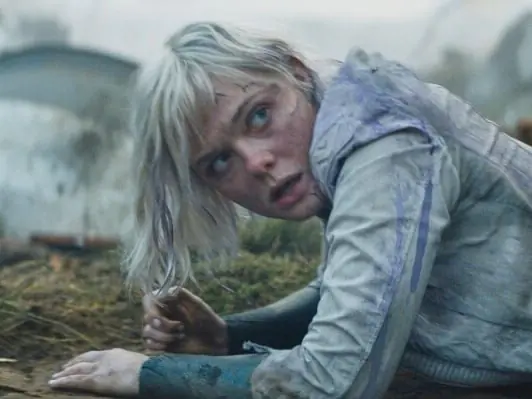 《終極戰士：惡地》艾兒芬妮 Elle Fanning 為戲特訓 1 個月！談秘辛：「讓大家看不一樣的我！」