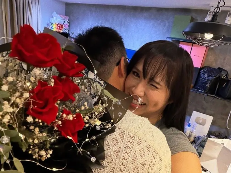 YTR 黃小愛戀愛放閃！IG 甜吻男友泡湯照曝光：「想把別人情侶做的事都補回來！」