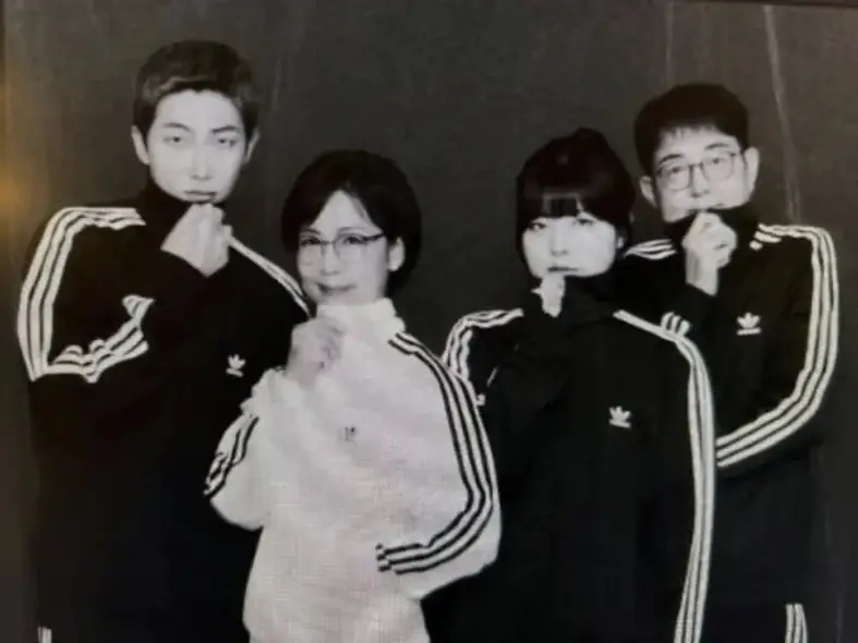 防彈少年團 RM 曬黑白全家福！粉絲驚呼：「基因太強！」