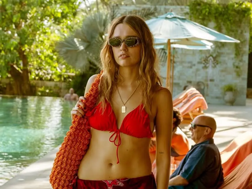 《白蓮花大飯店》艾咪盧伍德 Aimee Lou Wood 回憶穿比基尼拍戲超焦慮！坦言：「對自己過度批判！」