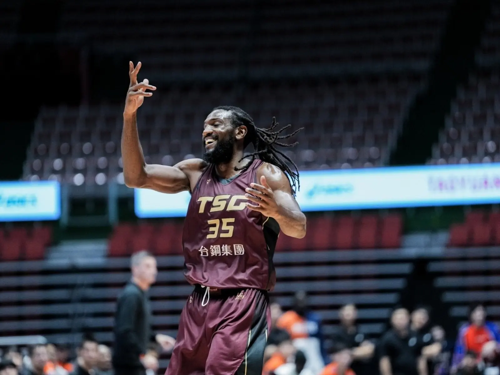 PLG／半獸人 Kenneth Faried 正式離隊台鋼獵鷹！才剛打完一場比賽就走人！