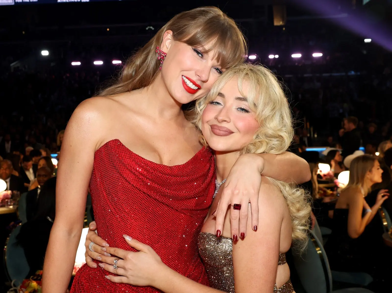 泰勒絲 Taylor Swift、莎賓娜 Sabrina Carpenter 最萌身高差引熱議！網喊：「超可愛的組合！」