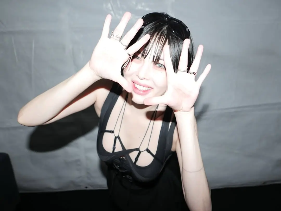 泫雅舞台昏倒、朴春精神狀態惹憂！K-POP 無止境輿論壓力引發討論！