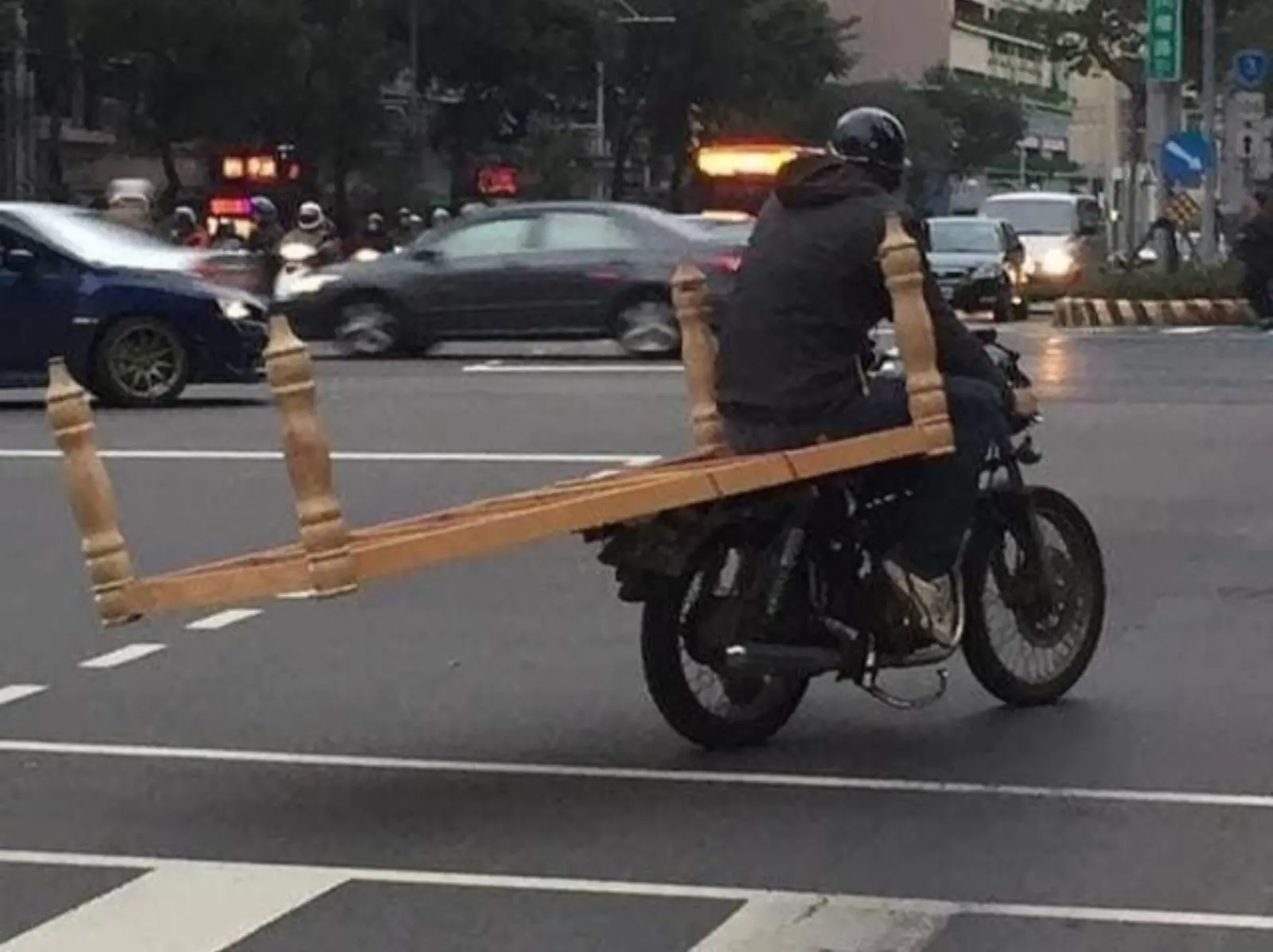 盤點台灣人騎機車載過最誇張的 10 大物品：床架、充氣游泳池⋯簡直沒有極限！