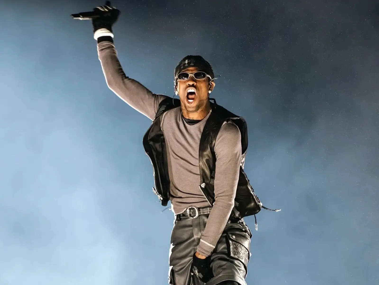 Travis Scott x Chrome Hearts x Air Jordan 夢幻三方聯名要來了？東京演唱會無預警曝光引關注！