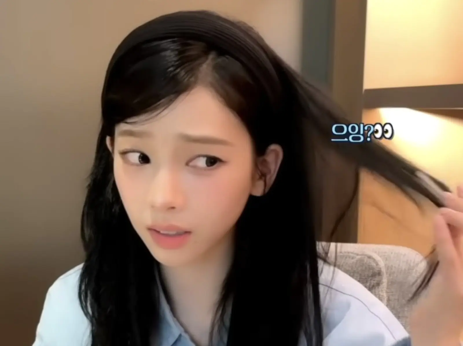 aespa Karina 分享髮夾另類用途影片曝光！粉絲笑翻：「一臉正經的胡說八道！」