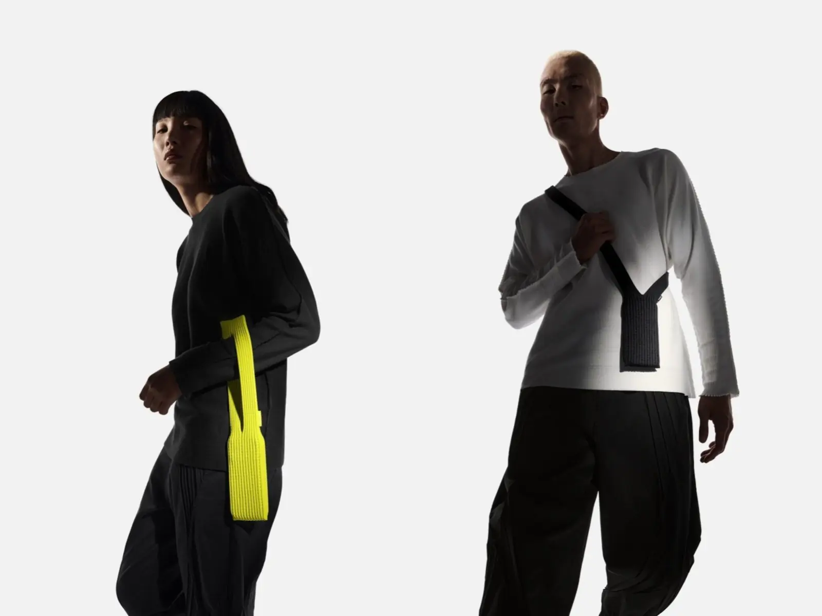 三宅一生 x Apple 聯名限量登場！「iPhone Pocket」用一塊布重新定義科技與穿搭