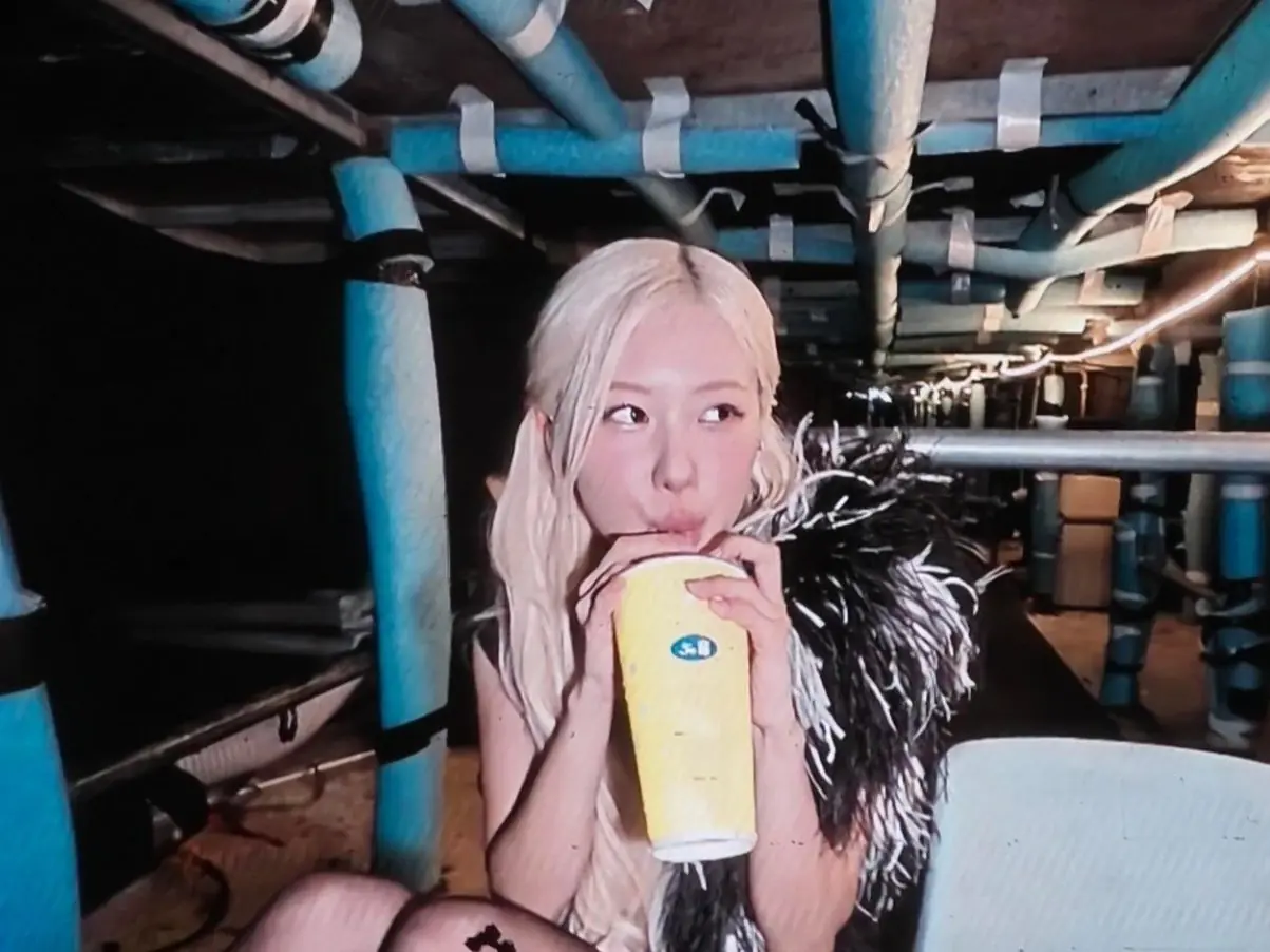 BLACKPINK Rosé 掀 50 嵐風潮！不開海外店面、混珠客製化⋯冷知識曝光！