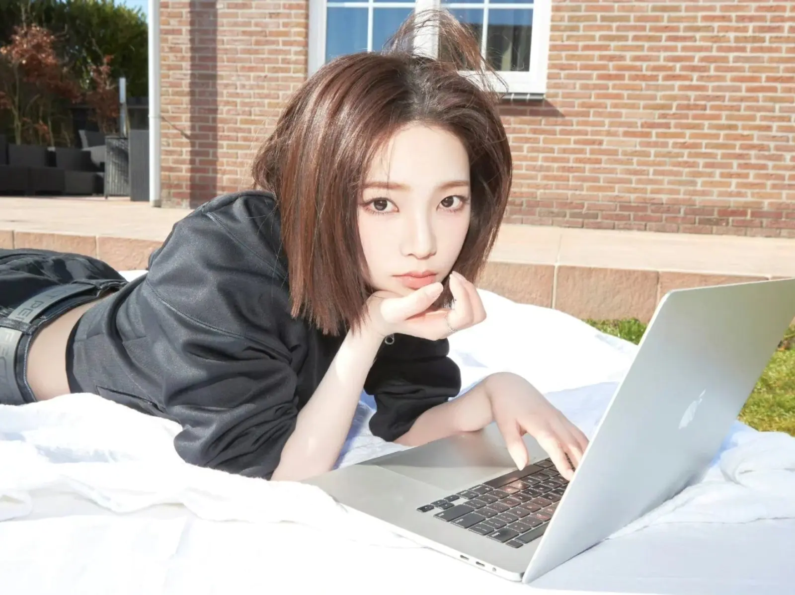 aespa Karina 直播化身「Lofi Girl」靜心讀書引熱議！卻遭部分網友質疑「太做作」！