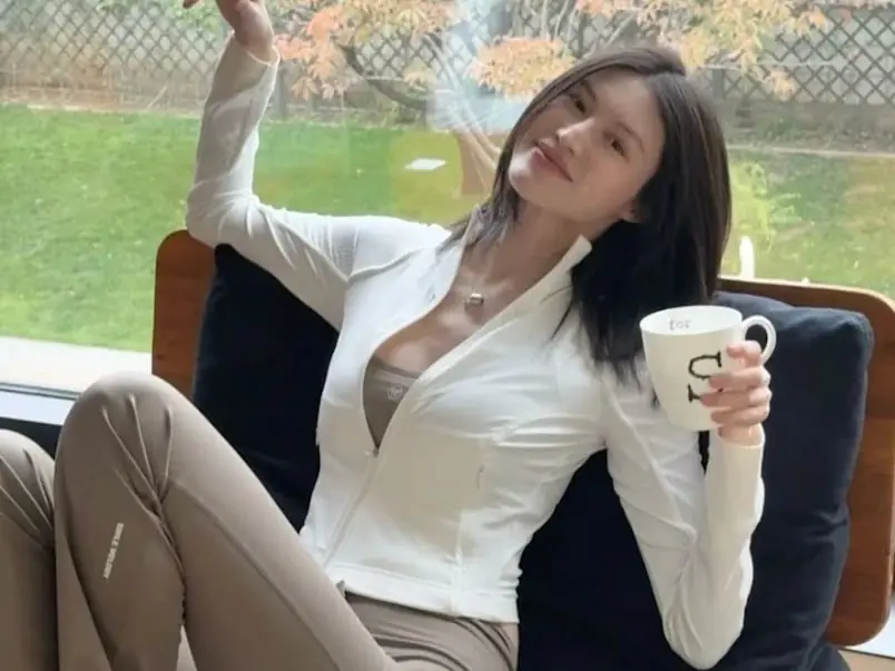 陳偉霆老婆何穗產後近況曝光！瑜伽套裝纖細身材引網驚：「不像剛生完！」