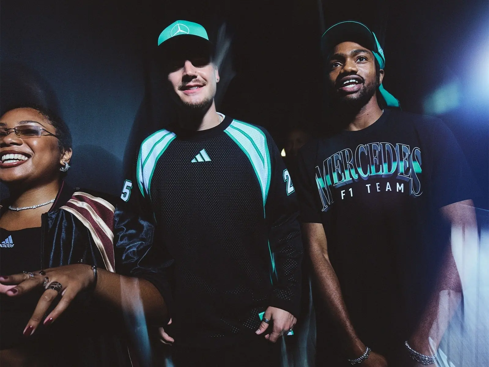 adidas 攜手賓士 F1車隊發表拉斯維加斯大獎賽系列！致敬千禧年風格再掀 Racecore 賽車穿搭熱潮！