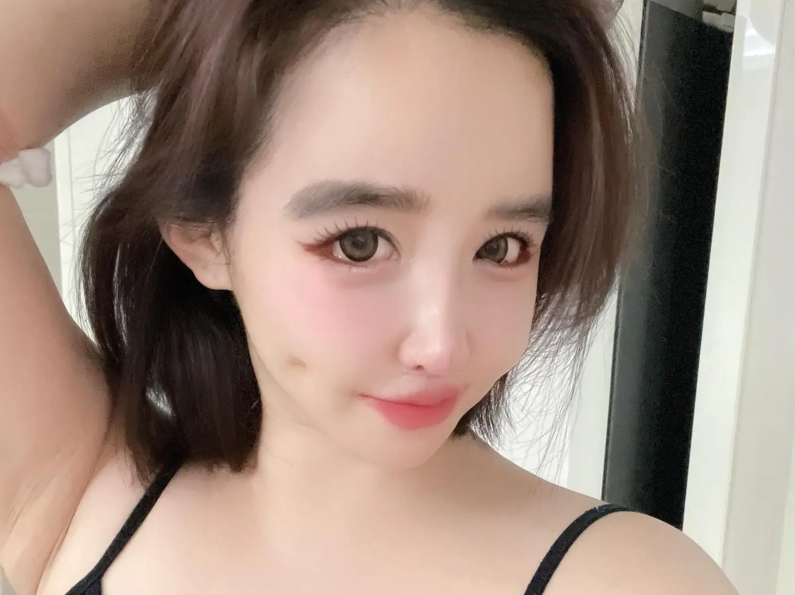 2NE1 朴春 IG 曬李敏鎬「打赤膊合照」又秒刪！引粉絲憂心她的精神狀態！