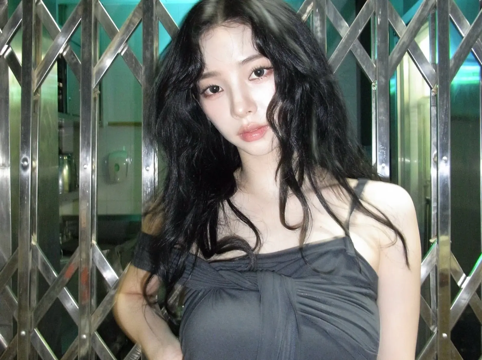 aespa Karina 身高 168 穿全套 Chanel 拍封面掀代言猜測！網：「人間香奈兒只服 Jennie！」